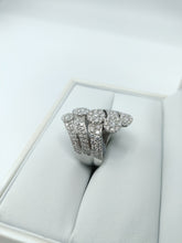 Load image into Gallery viewer, Five Flowers Diamond Ring